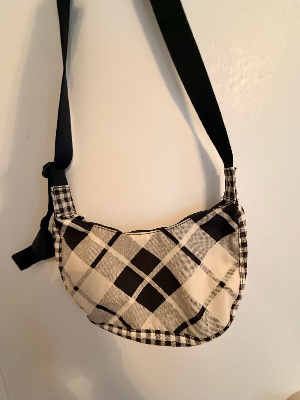 Baggu small nylon crescent black/tan plaid NWOT